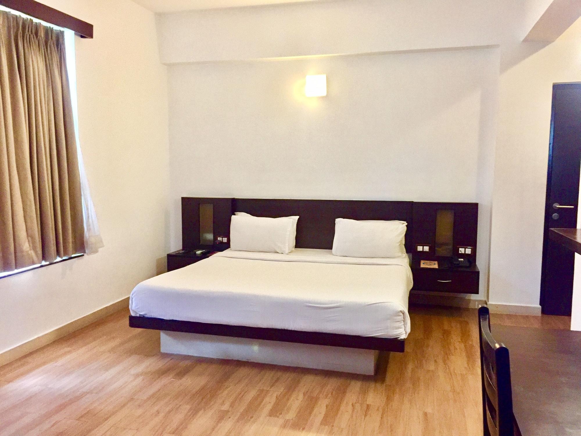 Sinq Beach Resort Калангут Екстер'єр фото